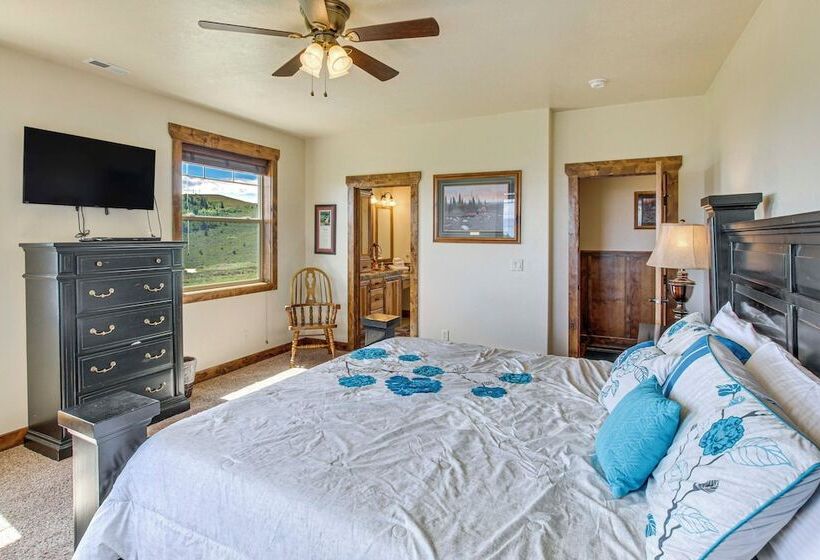 Exciting Garden City Gem W/ Home Theater & Hot Tub