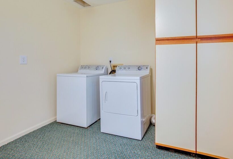 Family Friendly Cadillac Home W/ Golf Course Views