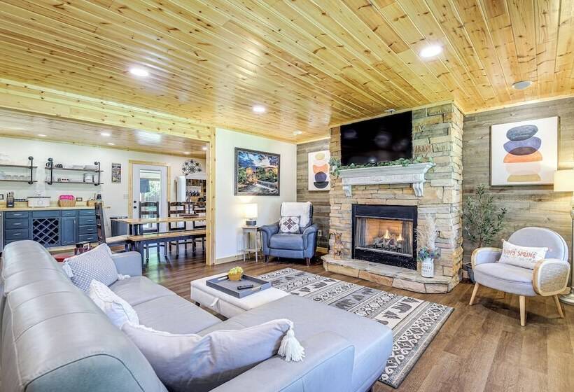 Family Sevierville Cottage W/ Game Room & Hot Tub!