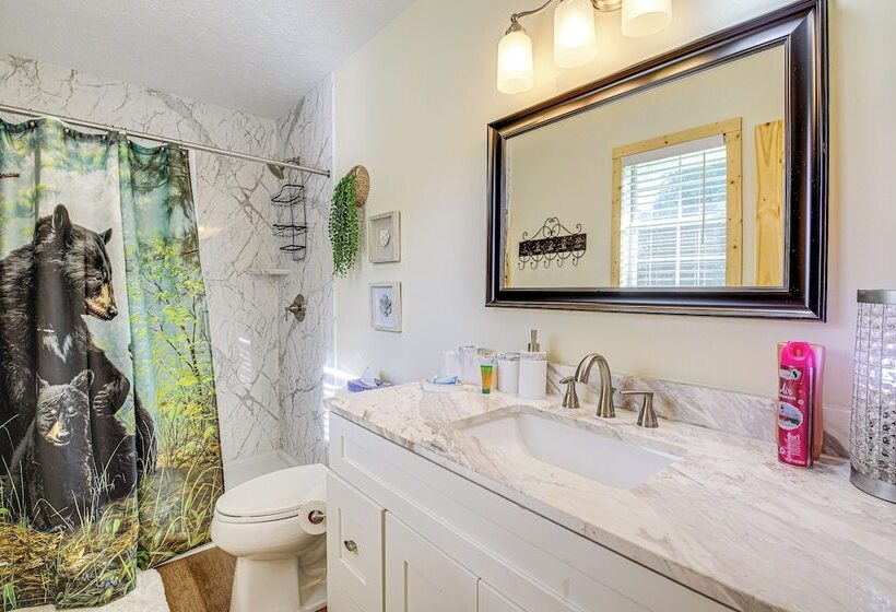 Family Sevierville Cottage W/ Game Room & Hot Tub!