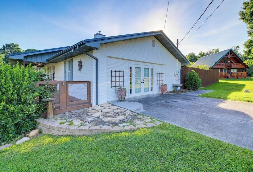 Family Sevierville Cottage W/ Game Room & Hot Tub!