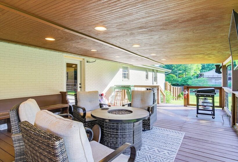 Family Sevierville Cottage W/ Game Room & Hot Tub!