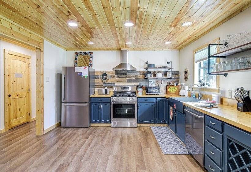 Family Sevierville Cottage W/ Game Room & Hot Tub!