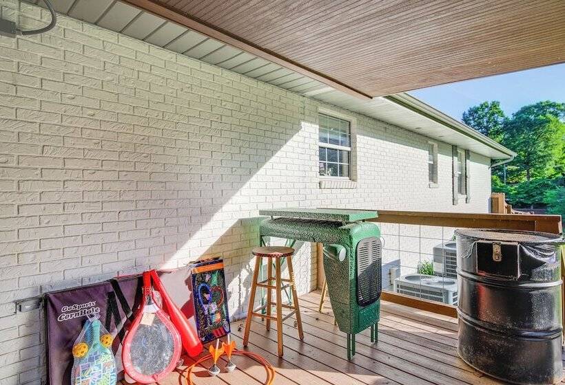 Family Sevierville Cottage W/ Game Room & Hot Tub!