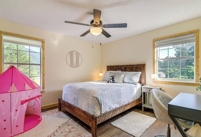 Family Sevierville Cottage W/ Game Room & Hot Tub!