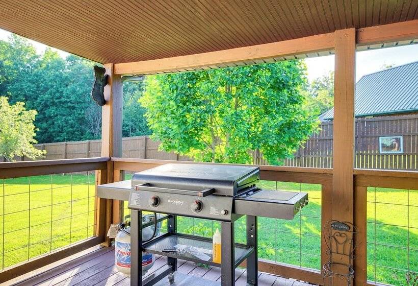 Family Sevierville Cottage W/ Game Room & Hot Tub!