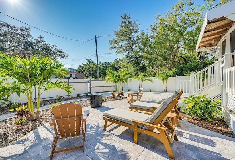 Florida Retreat W/ Hot Tub: Walk To The Gulf!