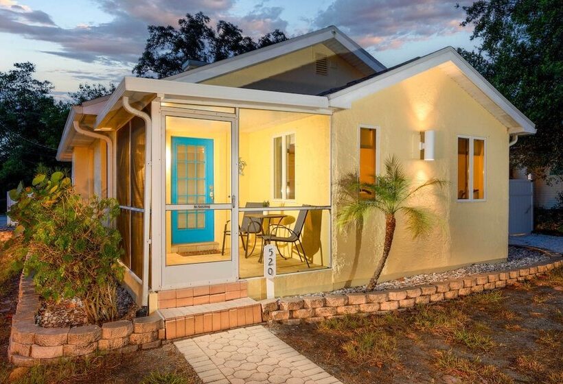 Florida Retreat W/ Hot Tub: Walk To The Gulf!