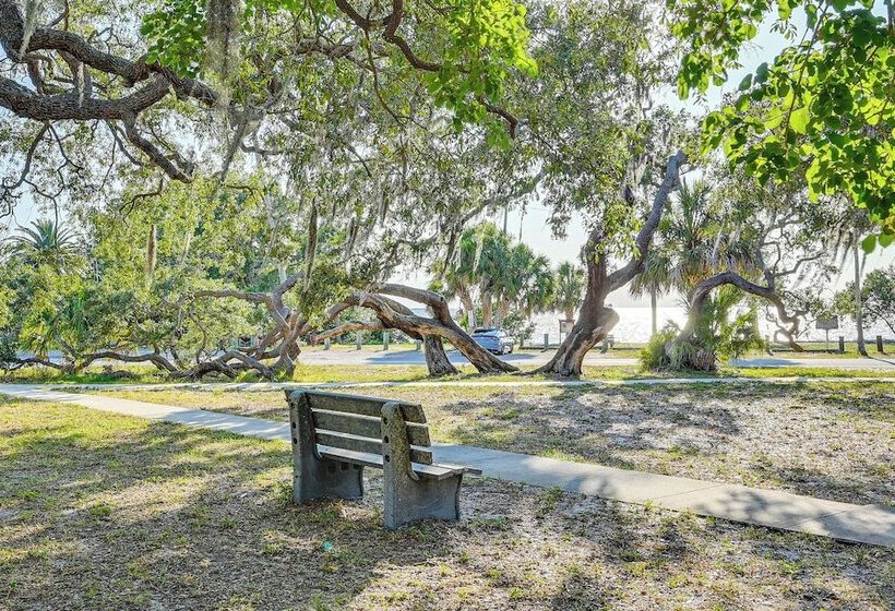 Florida Retreat W/ Hot Tub: Walk To The Gulf!