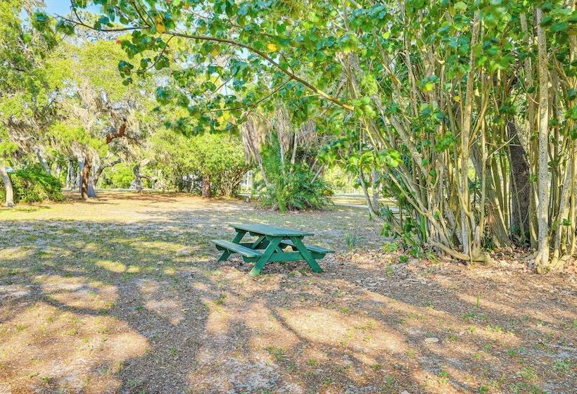 Florida Retreat W/ Hot Tub: Walk To The Gulf!