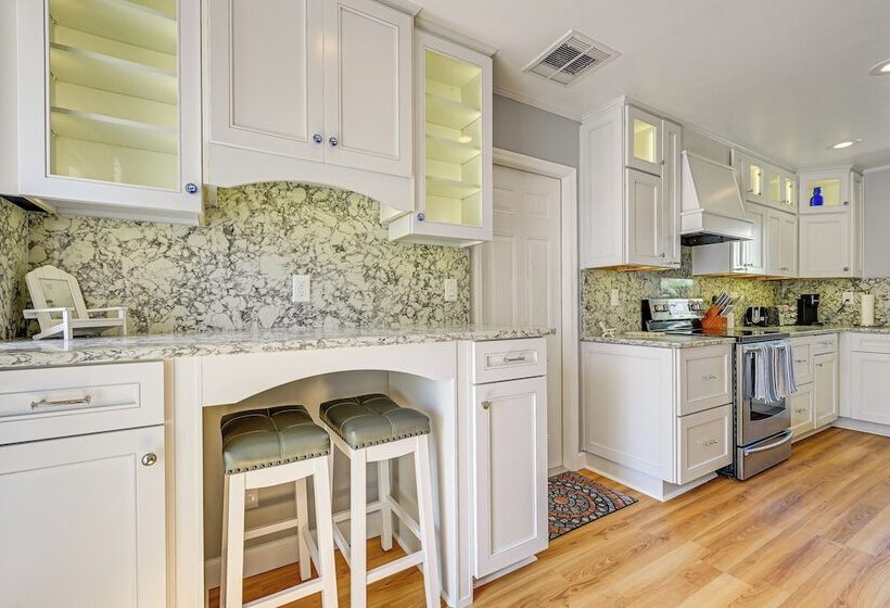 Florida Retreat W/ Hot Tub: Walk To The Gulf!