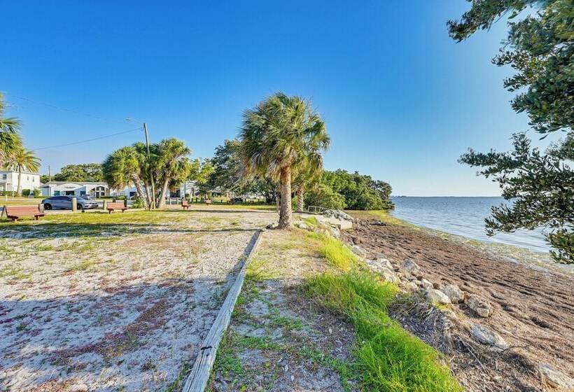 Florida Retreat W/ Hot Tub: Walk To The Gulf!