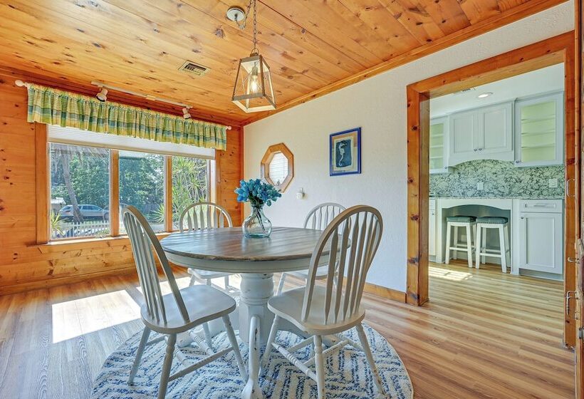 Florida Retreat W/ Hot Tub: Walk To The Gulf!