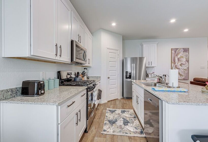 Fulshear Home W/ Private Backyard & Community Pool