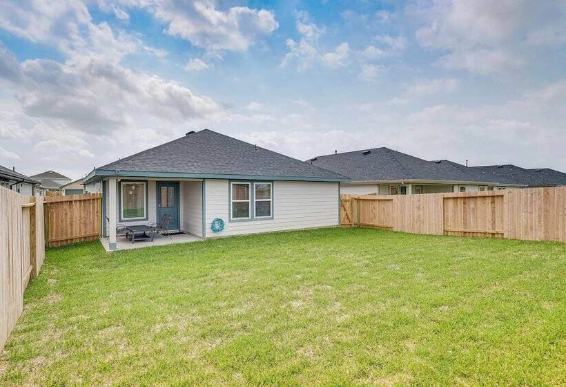 Fulshear Home W/ Private Backyard & Community Pool