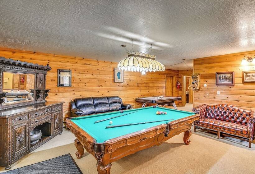 Grand Mountain Chalet W/ Hot Tub & Mountain Views