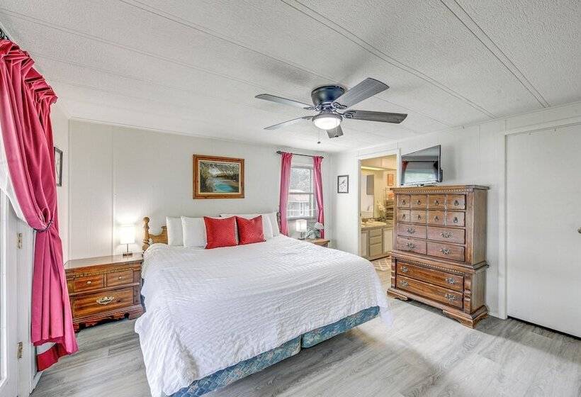 Lakefront Gun Barrel City Home W/ Dock & Deck