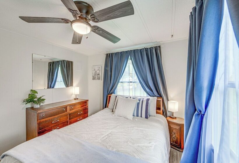 Lakefront Gun Barrel City Home W/ Dock & Deck