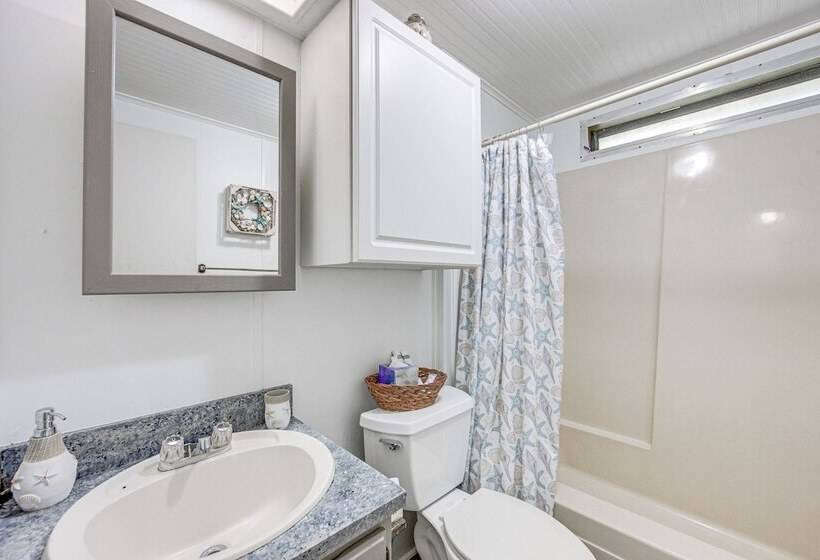 Lakefront Gun Barrel City Home W/ Dock & Deck