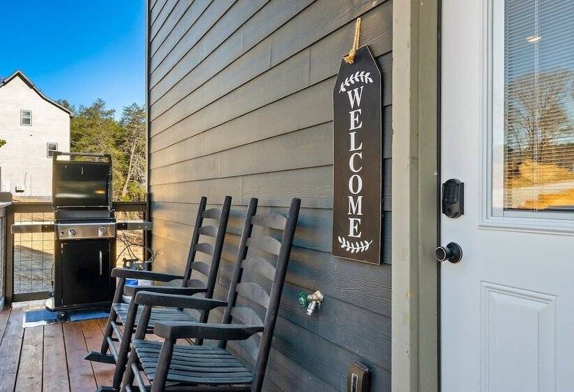 Modern Cabin W/ Pool, Hot Tub, Games & More!