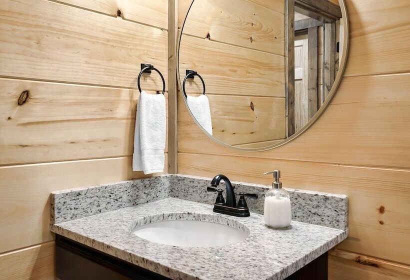 Modern Cabin W/ Pool, Hot Tub, Games & More!