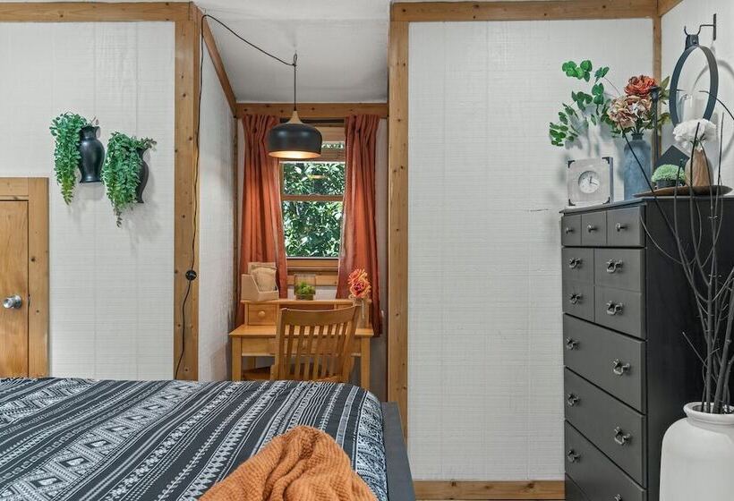 Stylish Cabin W/ Hot Tub, Games & More!