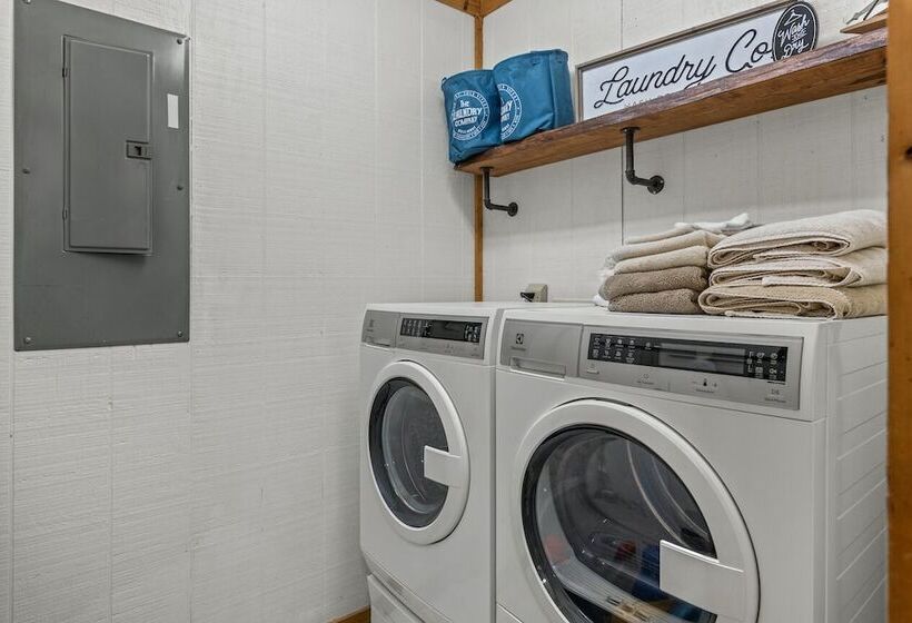 Stylish Cabin W/ Hot Tub, Games & More!