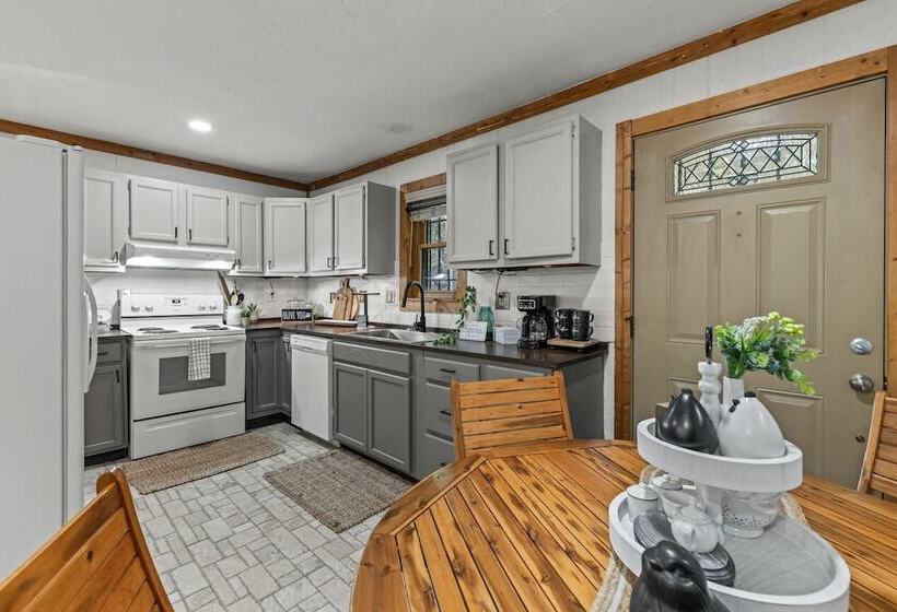 Stylish Cabin W/ Hot Tub, Games & More!