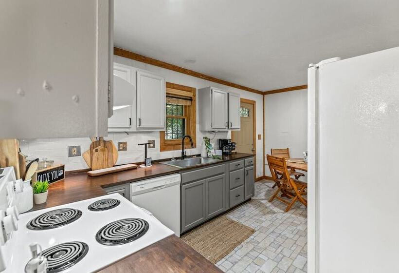 Stylish Cabin W/ Hot Tub, Games & More!