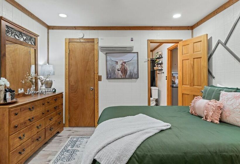 Stylish Cabin W/ Hot Tub, Games & More!