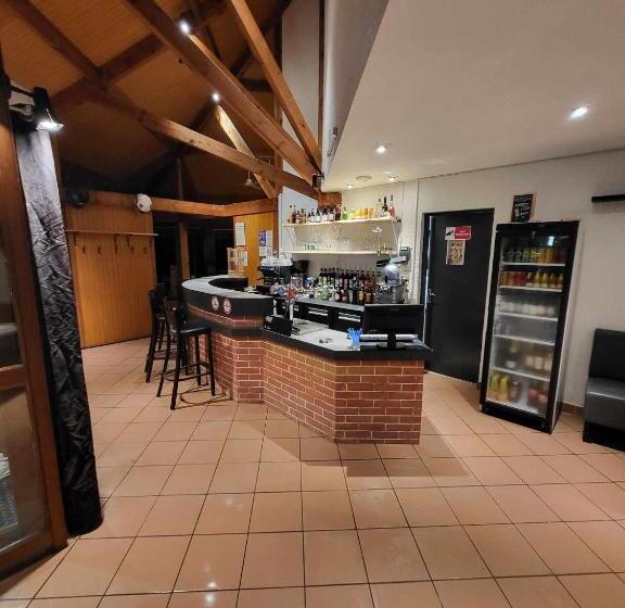 ホテル Hôtel Restaurant La Maïade