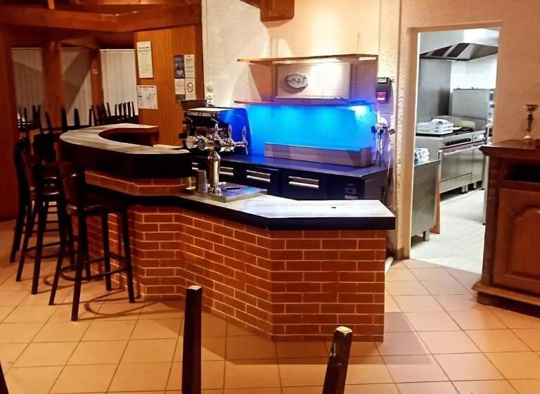 ホテル Hôtel Restaurant La Maïade