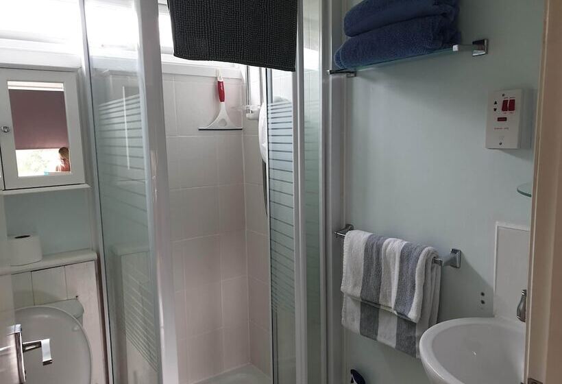 Отель Lovely Lodge Next To The Mansion House Llansteffan