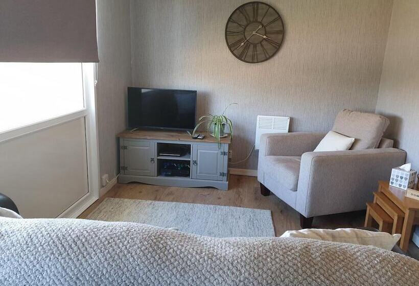 Отель Lovely Lodge Next To The Mansion House Llansteffan