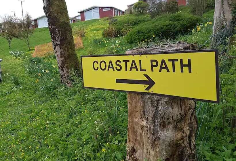 Отель Lovely Lodge Next To The Mansion House Llansteffan