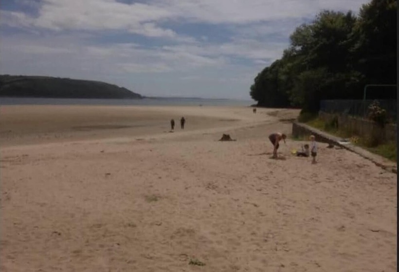 בית מלון כפרי Lovely Lodge Next To The Mansion House Llansteffan