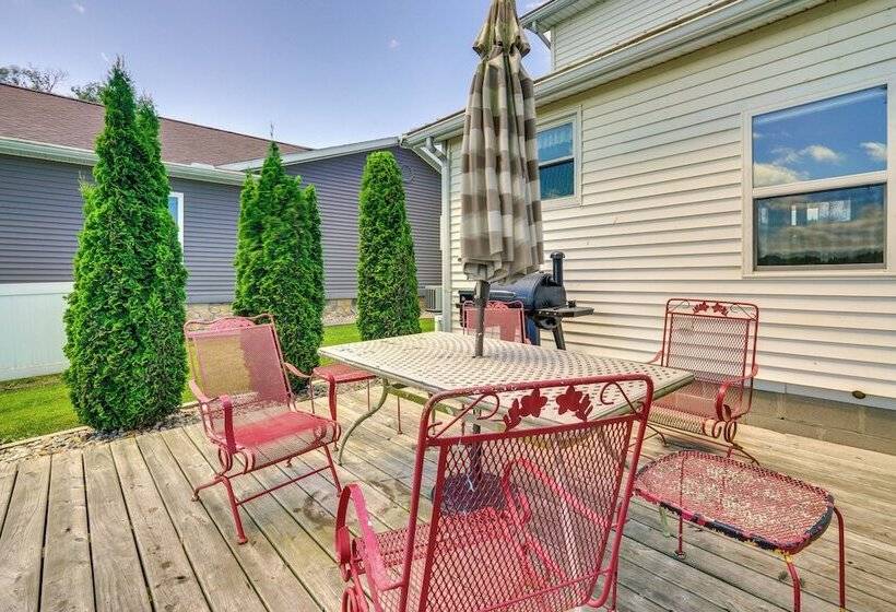 Howe Retreat W/ Fire Pit + Private Boat Dock!