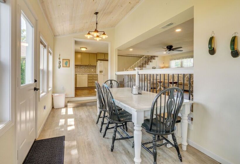 Howe Retreat W/ Fire Pit + Private Boat Dock!