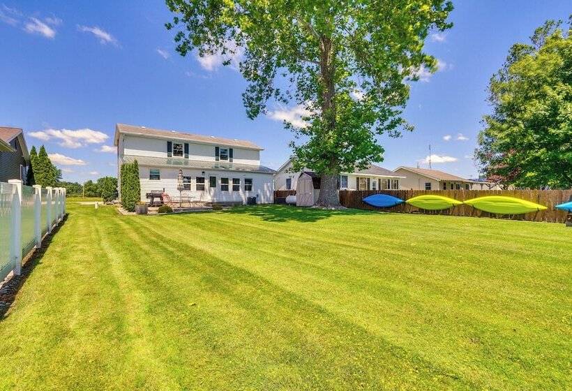 Howe Retreat W/ Fire Pit + Private Boat Dock!