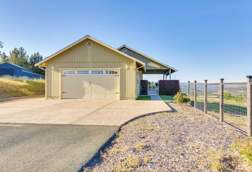 Kelseyville Cottage: Private Deck & On Site Winery