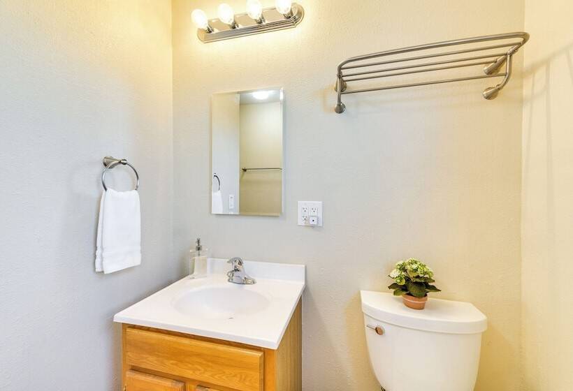 Kelseyville Cottage: Private Deck & On Site Winery