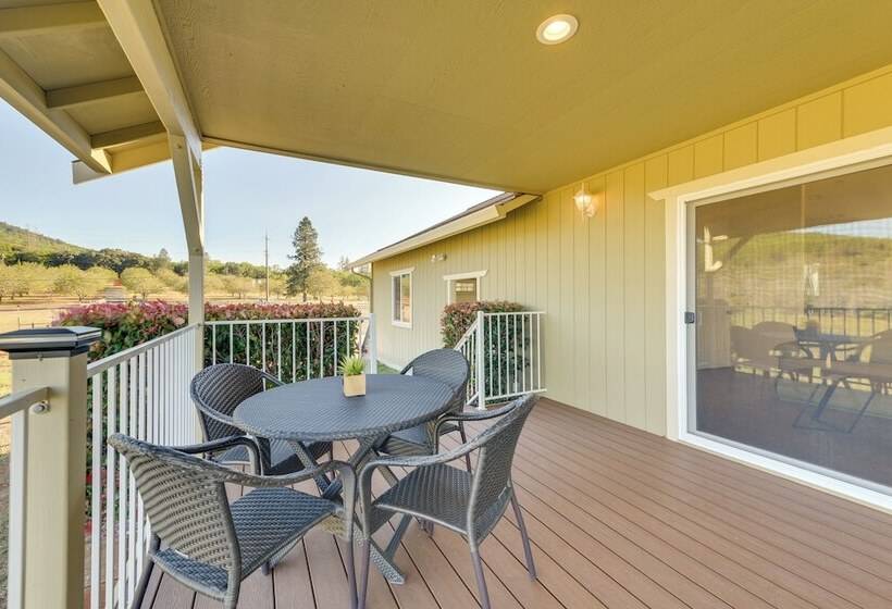 Kelseyville Cottage: Private Deck & On Site Winery