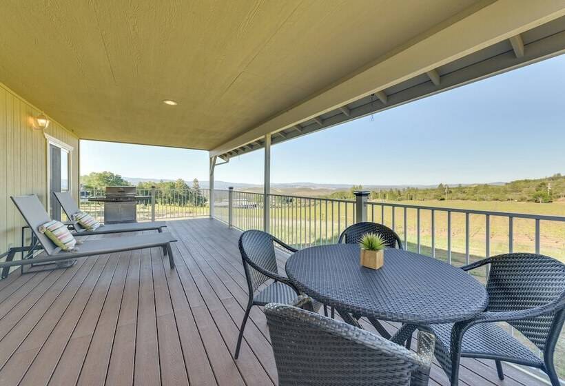 Kelseyville Cottage: Private Deck & On Site Winery
