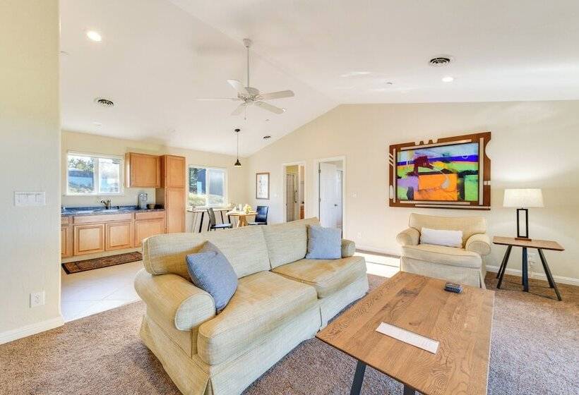 Kelseyville Cottage: Private Deck & On Site Winery