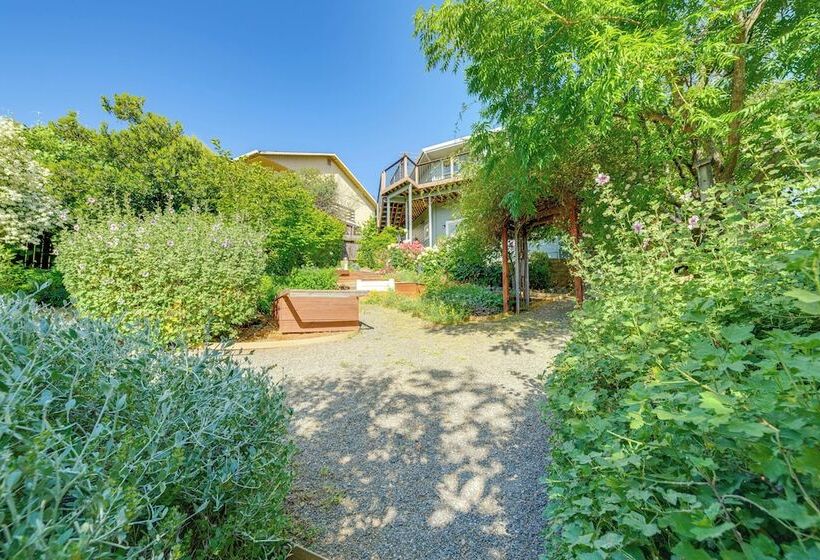 Kelseyville Home W/ Deck & Clear Lake Views!