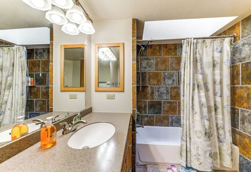 Kelseyville Home W/ Deck & Clear Lake Views!