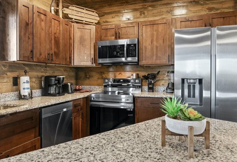 Mountain Retreat W/ Hot Tub & Games! Sleeps 10!