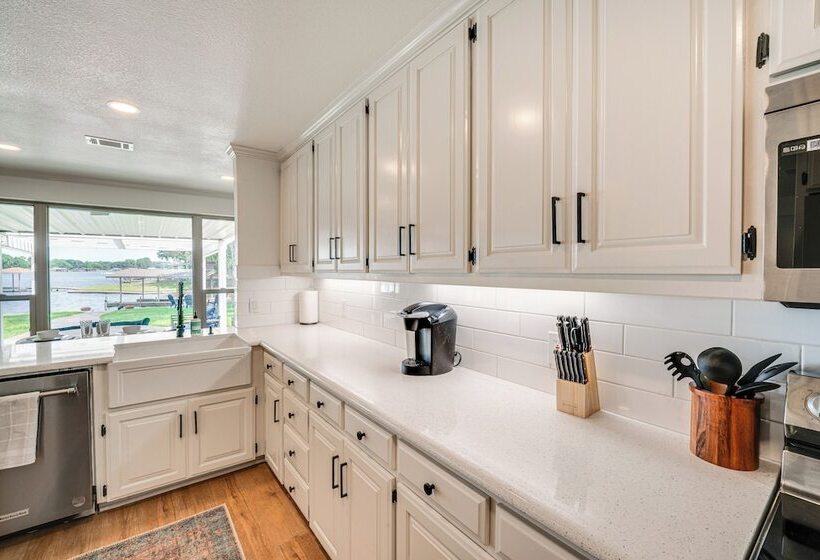 Lakefront Granbury Home W/ Patio, Fire Pit & Dock!