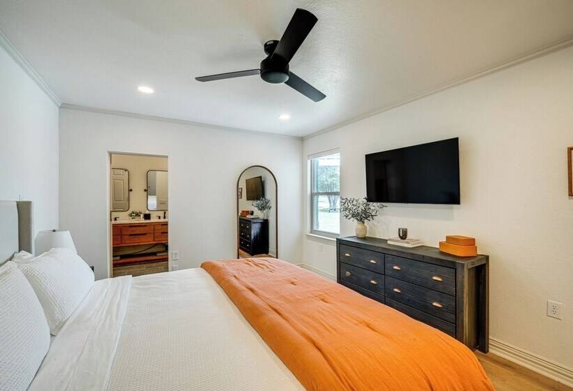 Lakefront Granbury Home W/ Patio, Fire Pit & Dock!