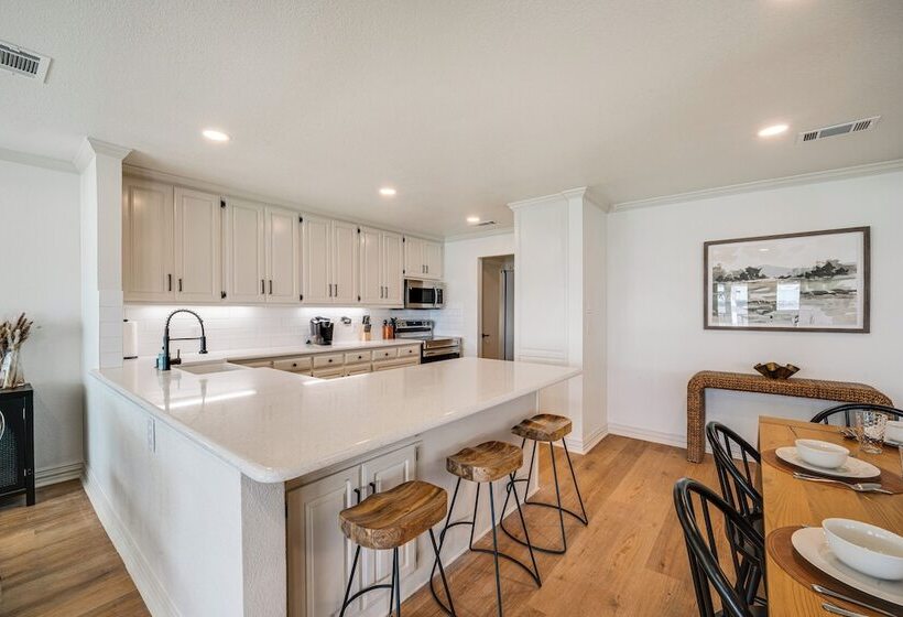 Lakefront Granbury Home W/ Patio, Fire Pit & Dock!